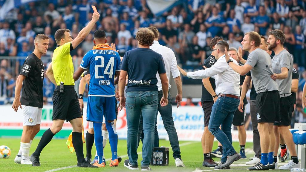 20.07.2019, xtgx, Fussball 3. Liga, 1.FC Magdeburg - Eintracht Braunschweig emspor, v.l. Silvio Bankert (Magdeburg, Co-Trainer) (rechts) Rote Karte, Platzverweis, sent off durch Schiedsrichter, Schiri, referee Felix Zwayer (DFL/DFB REGULATIONS PROHIB