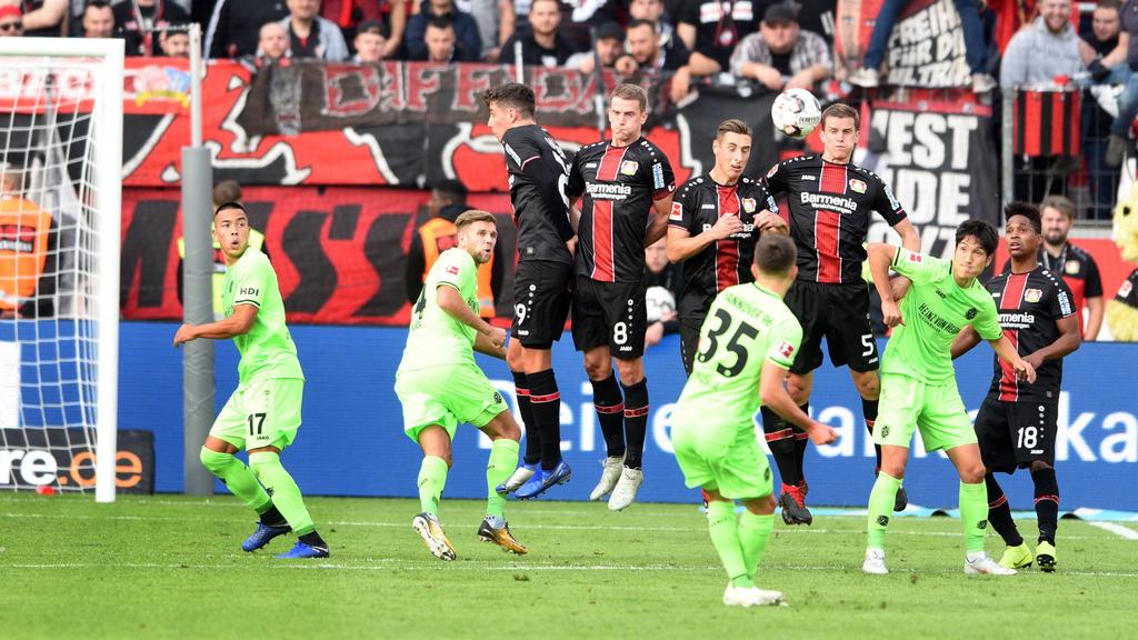 Dürfen sich beim Freistoß in Tornähe nicht mehr in die Mauer stellen: die Spieler der ausführenden Mannschaft