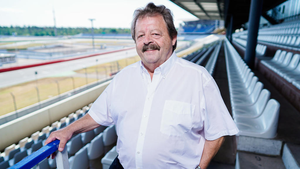 02.07.2019, Baden-Württemberg, Hockenheim: Georg Seiler, Geschäftsführer der Hockenheim-Ring GmbH, sitzt auf der Haupttribüne des Hockenheimrings. (zu dpa: «Bericht: Nachfolge in Hockenheimring-Geschäftsführung geklärt») Foto: Uwe Anspach/dpa +++ dpa