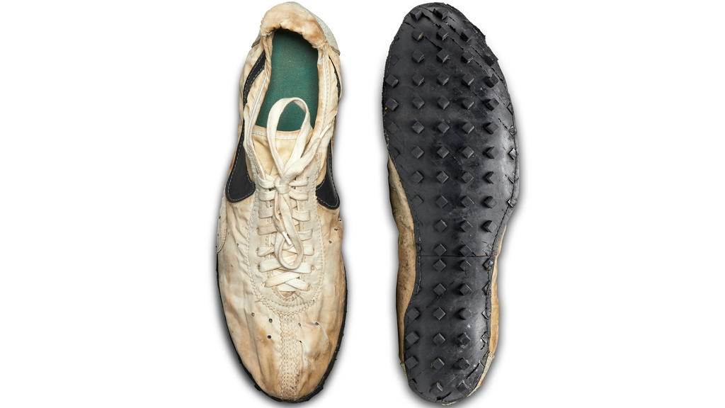 Rundumsicht des Nike "Moon Shoe"-Turnschuhs