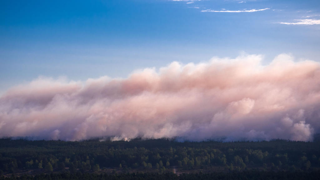 01.07.2019, Mecklenburg-Vorpommern, Alt Jabel: Rauch steigt bei einem großflächigen Waldbrand in der Nähe der evakuierten Ortschaft Alt Jabel aus dem Wald auf. (Luftaufnahme mit einer Drohne) Wegen des Brandes auf dem ehemaligen Truppenübungsplatz be