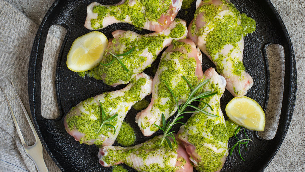 Hähnchen mariniert mit grünem Pesto.