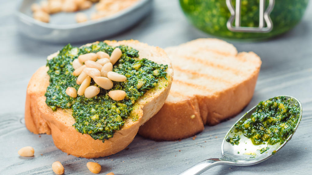 Baguette mit grünem Pesto und Pinienkernen.