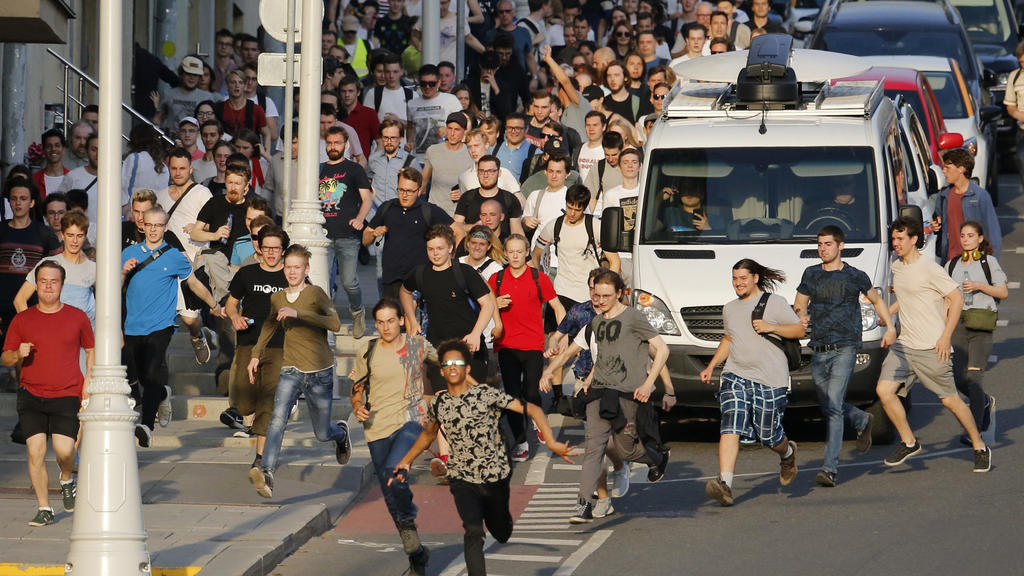 27.07.2019, Russland, Moskau: Demonstranten fliehen vor der Polizei während einer nicht genehmigten Kundgebung im Zentrum der Stadt. Begleitet von einem massiven Aufgebot der Polizei haben am Samstag in Moskau Hunderte Menschen gegen den Ausschluss