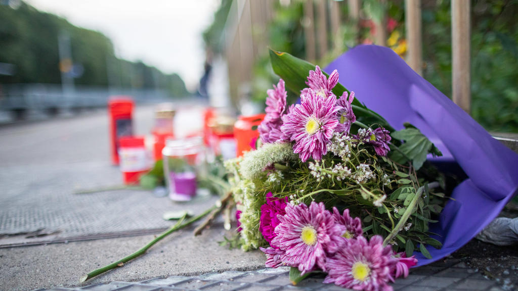 22.07.2019, Nordrhein-Westfalen, Voerde: Blumen und Kerzen stehen an Gleis eins am Bahnhof. Ein Mann hat hier am 20.07.2019 eine ihm völlig unbekannte 34-Jährige vor einen einfahrenden Zug gestoßen und somit getötet. Das Amtsgericht Duisburg erließ a