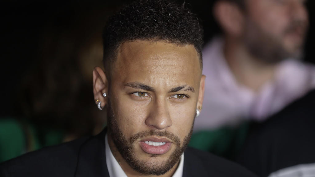 ARCHIV - 13.06.2019, Brasilien, Sao Paulo: Der brasilianische Fußballspieler Neymar spricht mit Journalisten, während er eine Polizeistation verlässt. Die brasilianische Polizei hat die Ermittlungen wegen Vergewaltigungsvorwürfen gegen den Fußballsta