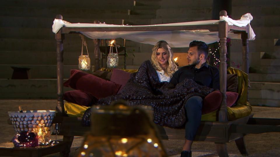 In den Armen von Tim fühlt sich Bachelorette Gerda sichtlich wohl.