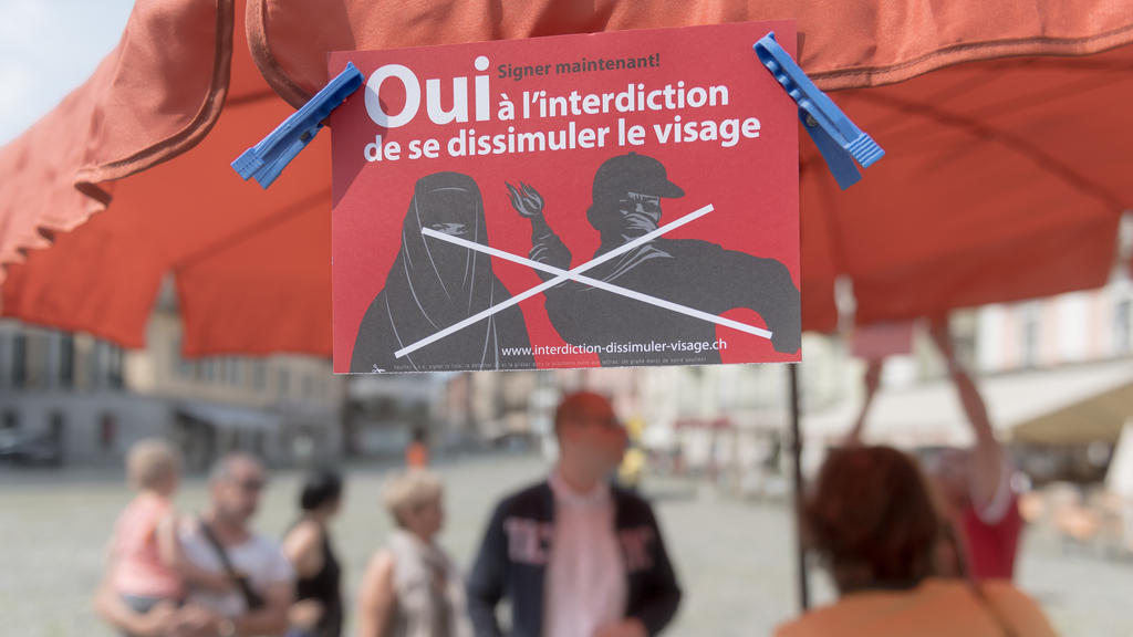 ARCHIVBILD ZUM DURCH DEN ST. GALLER KANTONSRAT BESCHLOSSENEN VERHUELLUNGSVERBOT --- Unterschriftensammlung fuer eine Nationale Initiative gegen die Verhuellung des Gesichts und fuer ein Burkaverbot ("Ja zum Verhuellungsverbot") am Freitag, 1. Juli 20