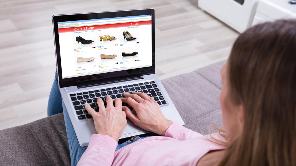 Frau bestellt online