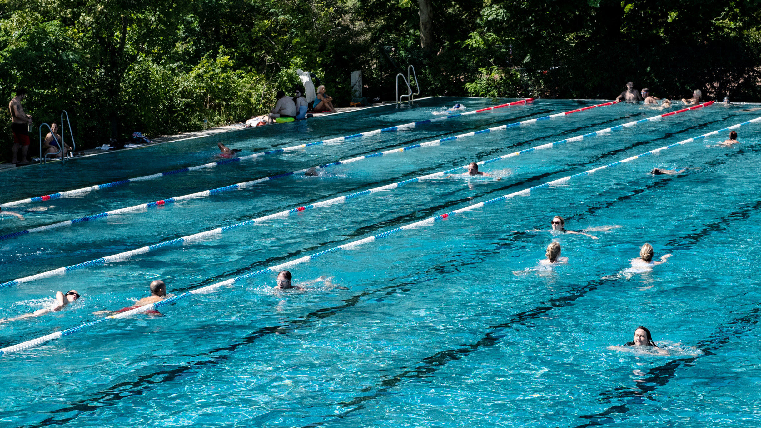 Mädchen nackt junges im schwimmbad Beeindruckende frische,