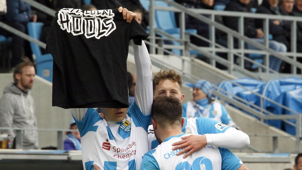 Am 9. März 2019 jubelt Frahn mit einem Hooligan-Shirt