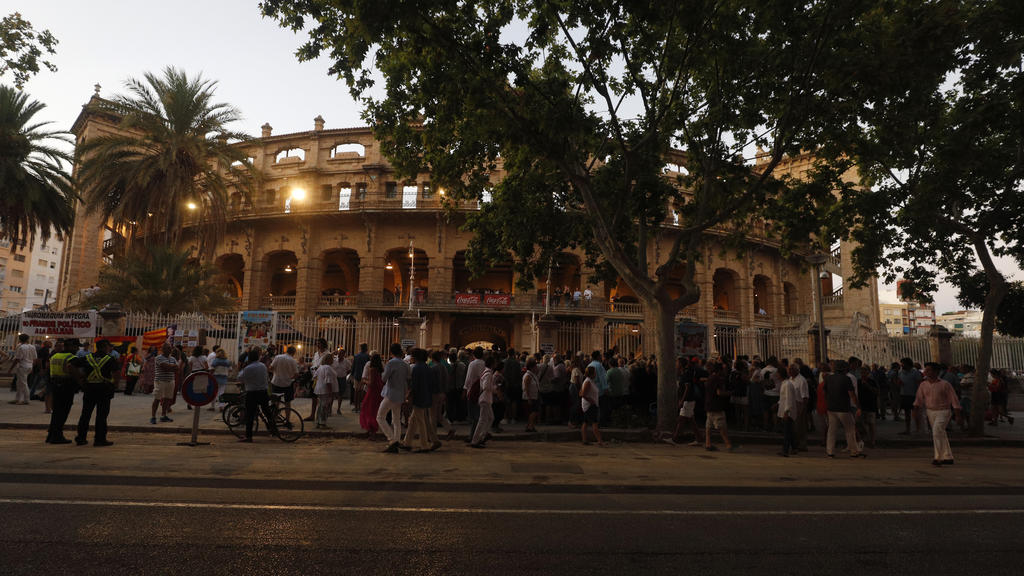 09.08.2019, Spanien, Mallorca: Zahlreiche Menschen warten vor der Stierkampfarena Coliseo Balear darauf eintreten zu können. Er wartet mit Zahlreichen Anderen Menschen darauf die Arena betreten zu können. Der Stierkampf hat auf Mallorca trotz der hef