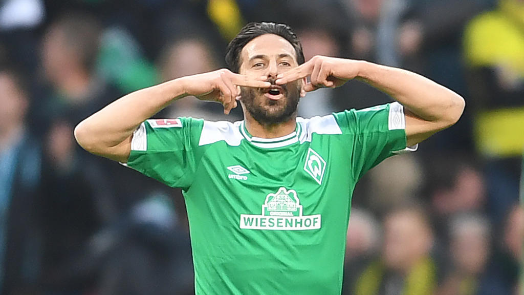 ARCHIV - 04.05.2019, Bremen: Fußball: Bundesliga, Werder Bremen - Borussia Dortmund, 32. Spieltag im Weserstadion. Werders Claudio Pizarro jubelt. Die Sturm-Legende von Werder Bremen ist nun mit 40 Jahren und 311 Tagen der älteste Doppel-Torschütze i