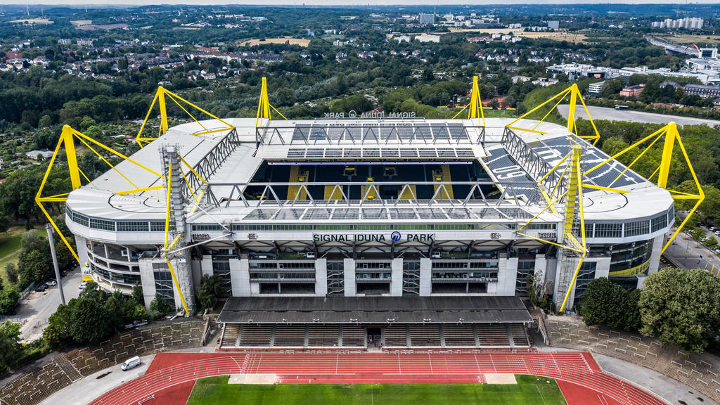 14.09.2017, Nordrhein-Westfalen, Dortmund: Der Signal Iduna Park von Borussia Dortmund aus der Vogelperspektive (Luftaufnahme mit einer Drohe). Bei der Bilanzpressekonferenz der Borussia Dortmund GmbH & Co. KGaA wurden vorläufige Zahlen für das Gesch