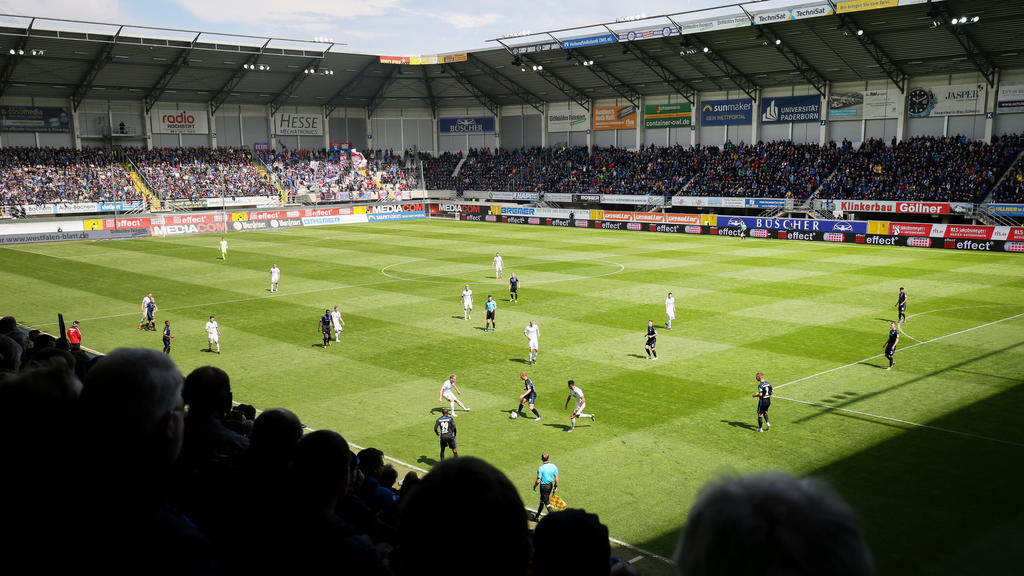 ARCHIV - 28.04.2019, Nordrhein-Westfalen, Paderborn: Fußball: 2. Bundesliga, SC Paderborn 07 - 1. FC Heidenheim, 31. Spieltag in der Benteler-Arena. Blick von der Tribüne auf das Spielfeld. Die Fußball-Bundesligisten SC Paderborn und Werder Bremen ha