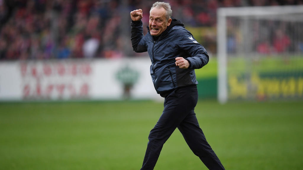 ARCHIV - 09.03.2019, Baden-Württemberg, Freiburg: Fußball: Bundesliga, SC Freiburg - Hertha BSC, 25. Spieltag im Schwarzwaldstadion. Trainer Christian Streich von Freiburg schreit nach dem Abpfiff und feut sich über den 2:1-Sieg. (zu dpa «18 Typen: A
