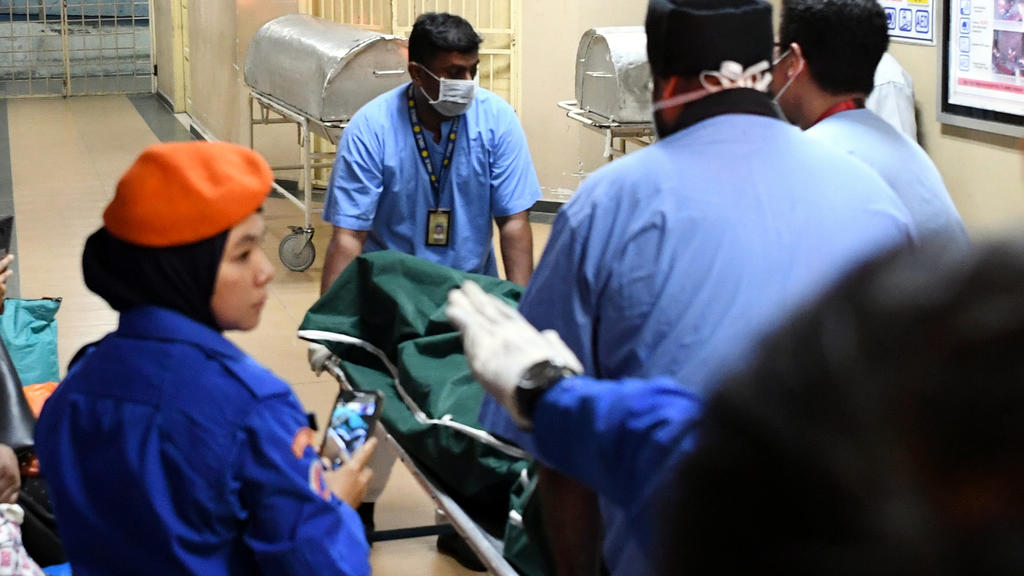 13.08.2019, Malaysia, Seremban: Die Leiche der seit mehr als einer Woche vermissten Nora aus Irland wird zur Autopsie in ein Krankenhaus gebracht. Die nackte Leiche der 15-jährigen wurde in der Nähe eines Bachs entdeckt. Die Jugendliche aus London ha