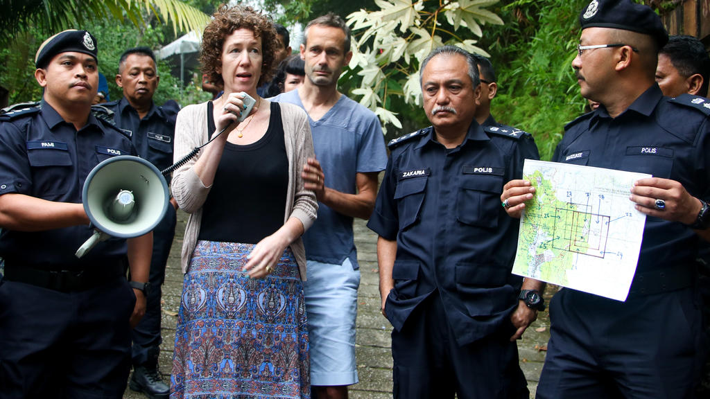 10.08.2019, Malaysia, Kuala Lumpur: Meabh Quoirin und Sebastien Quoirin (beide M), die Eltern der im Dschungel von Malaysia vermissten Nora, geben neben dem stellvertretender SAC Polizeichef Che Zakaria Othman ein Statement. Die seit mehr als einer W