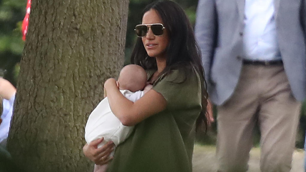 So entspannt wie sie sich Meghan und Archie Anfang Juli bei einem Polospiel zeigten, schlenderte Mutter mit Sohn bestimmt auch während ihres Urlaubs über die spanische Insel.