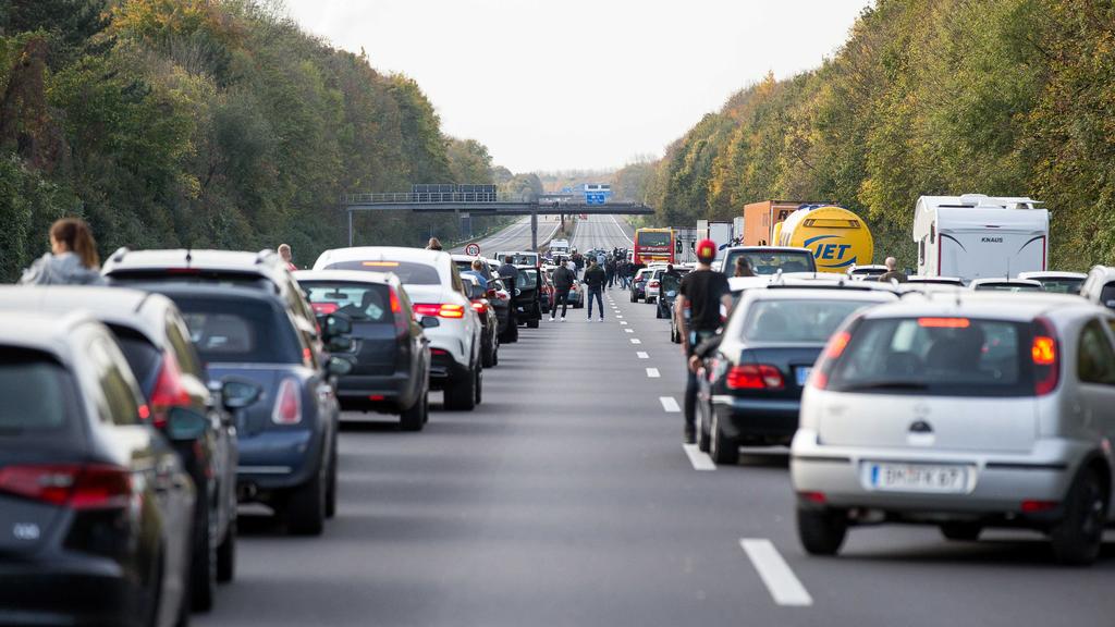 Stau auf einer Autobahn wegen Vollsperrung, Symbolfoto *** Jammed on a Highway due Vollsperrung Symbolic image Copyright: xBenjaminxHorn/xEibner-Pressefotox EP_bhorn