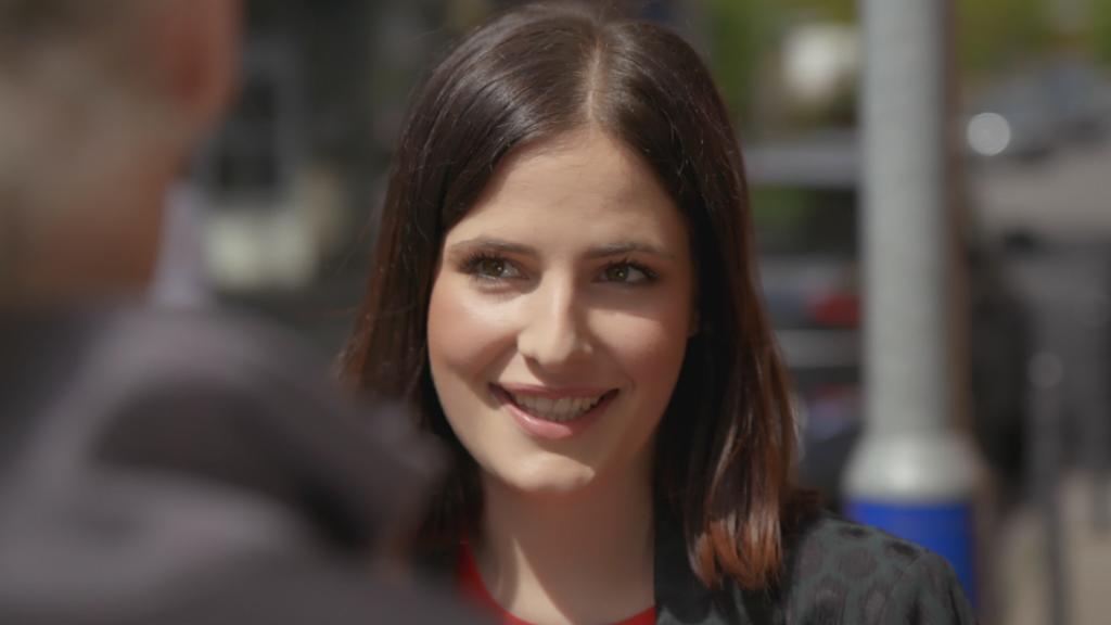 Unter uns: Larissa strahlt Großvater Robert an.