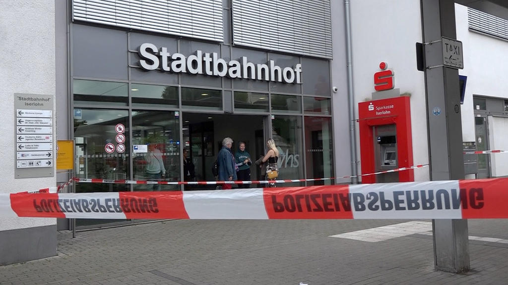 17.08.2019, Nordrhein-Westfalen, Iserlohn: Mit Polizeiband ist der Zugang zum Stadtbahnhof gesperrt. Bei einem Messerangriff am Bahnhof sind zwei Menschen ums Leben gekommen. Nach ersten Erkenntnissen gingen die Ermittler von einer Beziehungstat aus.