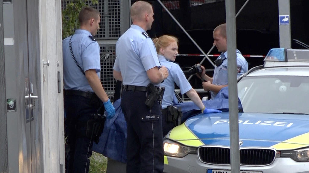 17.08.2019, Nordrhein-Westfalen, Iserlohn: Polizisten sichern am Stadtbahnhof Beweise. Bei einem Messerangriff am Bahnhof sind zwei Menschen ums Leben gekommen. Nach ersten Erkenntnissen gingen die Ermittler von einer Beziehungstat aus. Foto: Markus