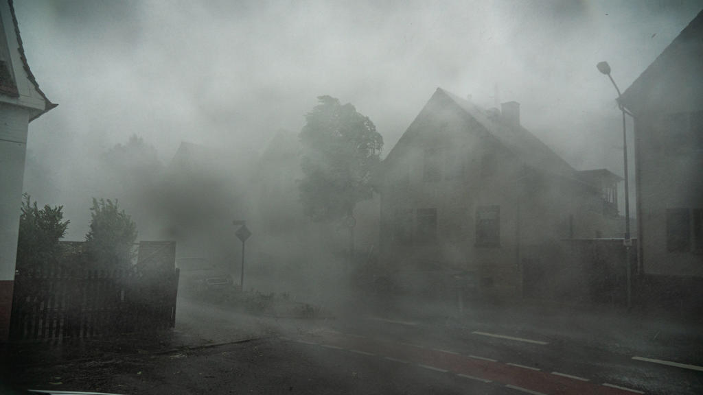 dpatopbilder - 18.08.2019, Hessen, Langen: Ein starkes Gewitter mit Sturmböen zieht durch die Straßen der Stadt in Südhessen. Heftige Gewitter sind am Sonntag über Teile Mittel- und Süddeutschlands hinweggezogen. Foto: Frank Rumpenhorst/dpa +++ dpa-B