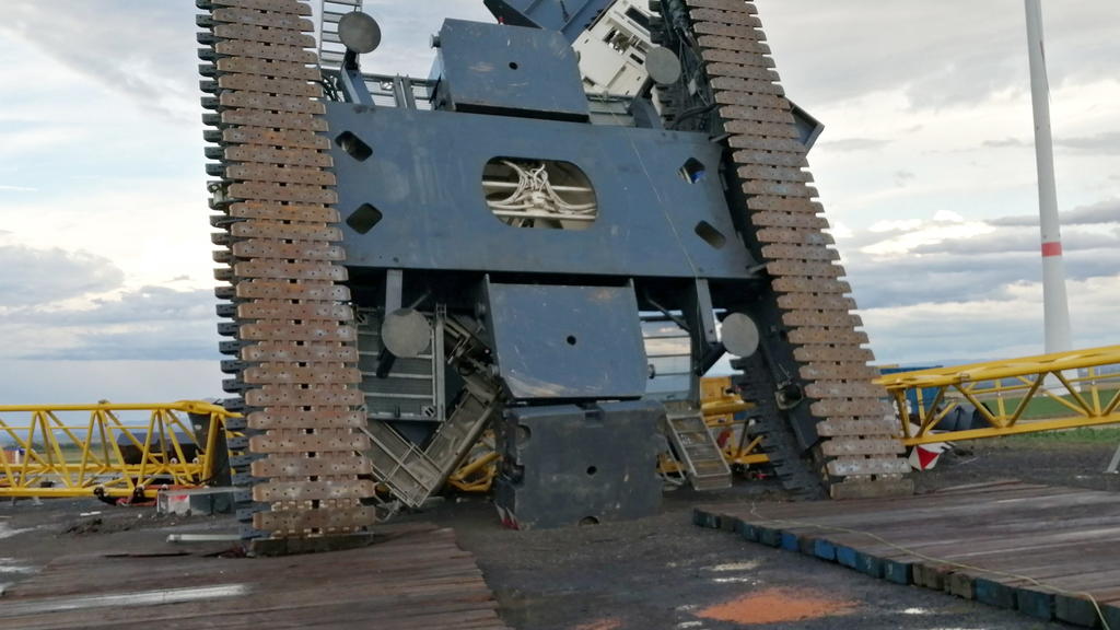 HANDOUT - 18.08.2019, Rheinland-Pfalz, Flörsheim-Dalsheim: Ein umgestürzter 1200-Tonnen-Kran liegt in einem Windpark. Der Kran war bei einem Unwetter umgestürzt und hat einen zweiten Kran mitgerissen. Niemand wurde verletzt, den Schaden schätzt die P