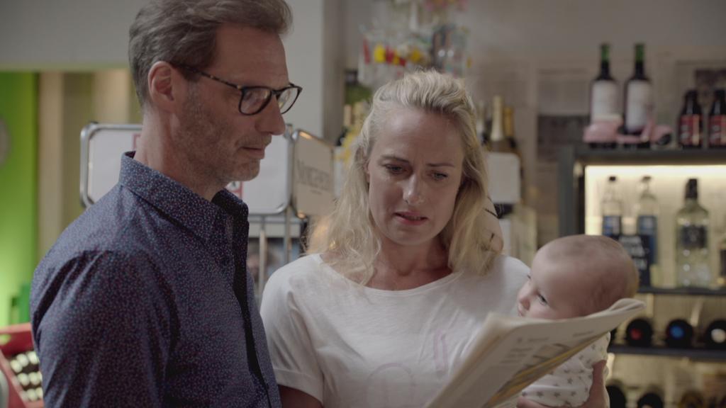 GZSZ: Alex und Maren erfahren von Jans Tod aus der Zeitung.
