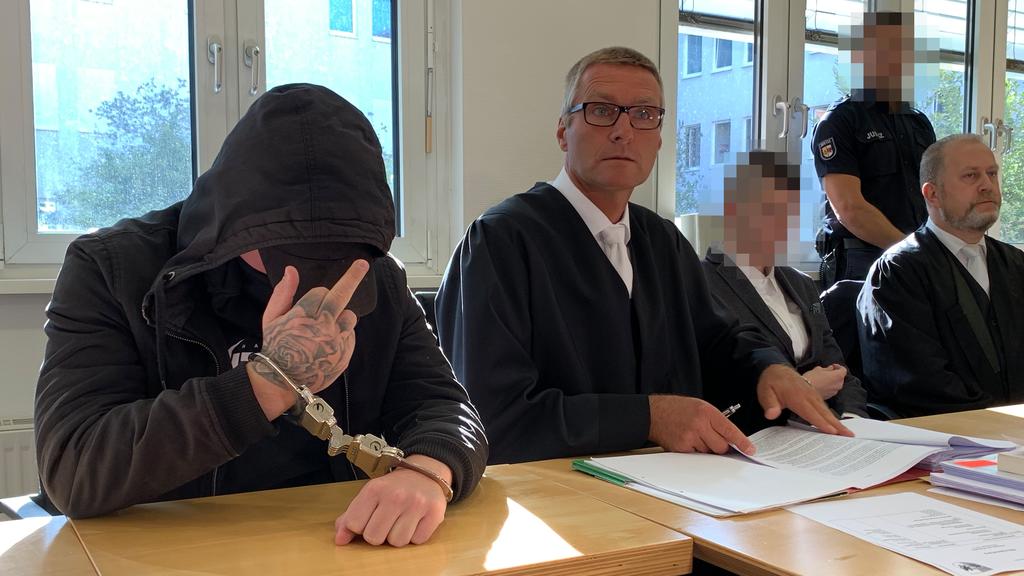 Er soll Maria K. aus Mordlust getötet haben: Der Angeklagte Nicolas K. ist in den Mordprozess mit einem Mittelfinger gestartet.