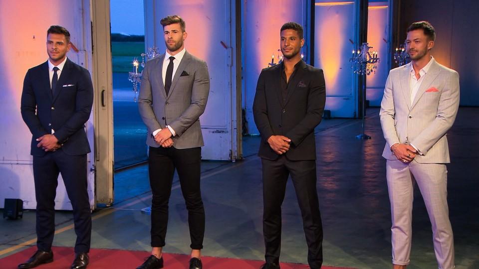 Tim (l.). Marco (2. v.l.) und Keno (r.) dürfen sich über ein Dreamdate mit der Bachelorette freuen. David bekommt keine Rose von Gerda.