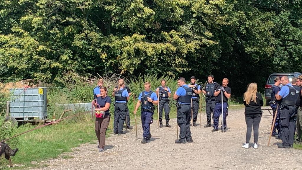 Hofheim im Taunus. Polizei findet Leiche von 22-Jähriger in Wald. Täter auf der Flucht.