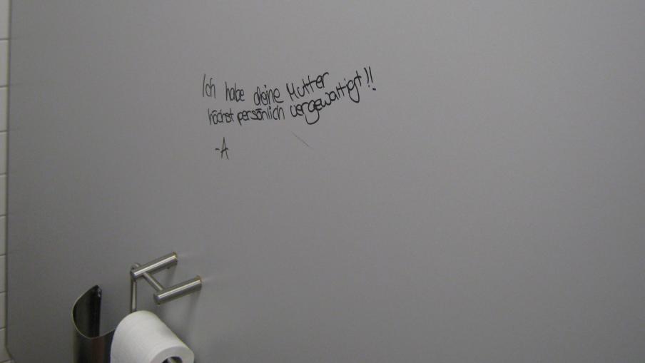Die Toilettenwände der Gesamtschule Rodenkirchen wurden mit Sprüchen beschmiert.