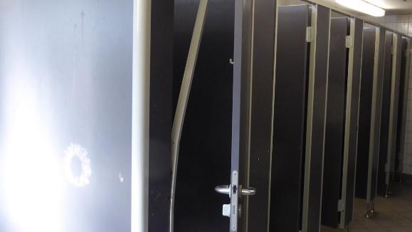 Die kaputtgetretenen Schultoiletten der Hauptschule Großer Griechenmarkt.