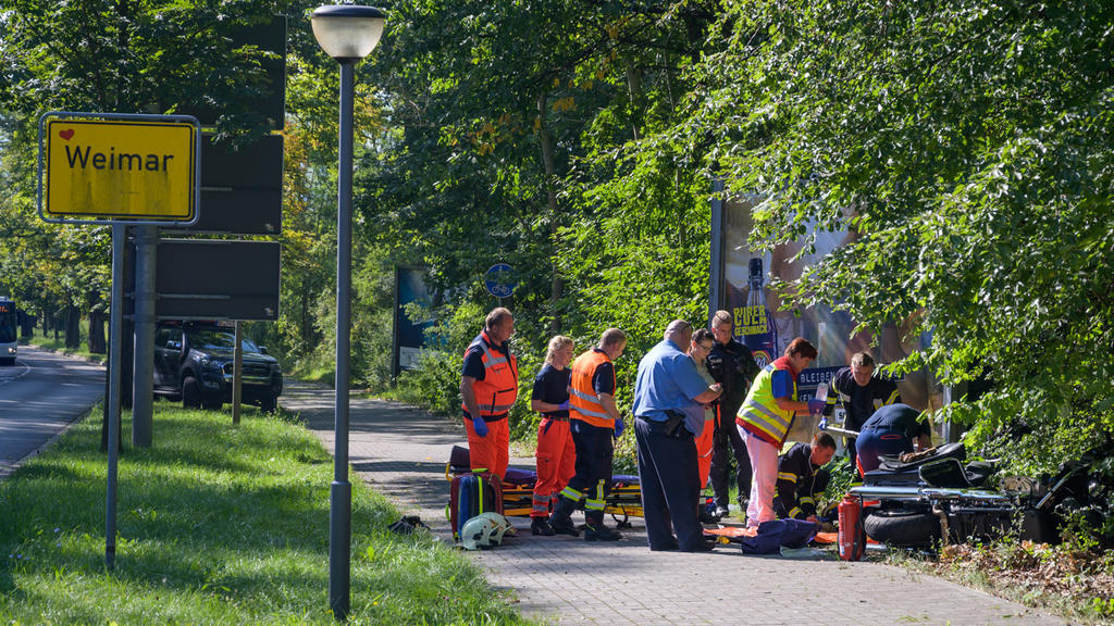 Rettungskräfte bemühen sich um den Verletzten.