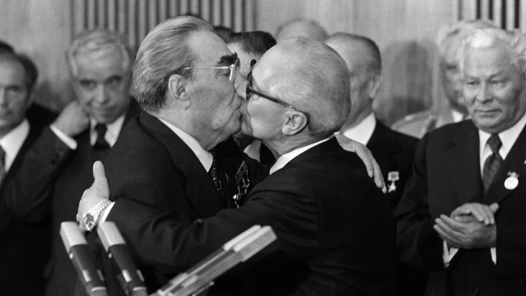 Erich Honecker und Leonid Breschnew tauschen den sogenannten Bruderkuss aus.