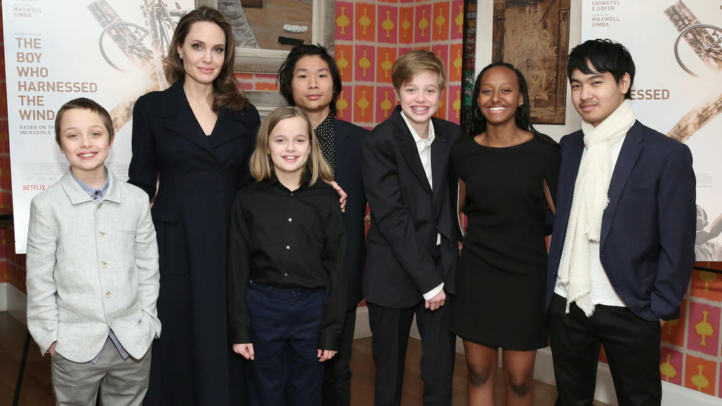 Angelina Jolie mit ihren sechs KIndern