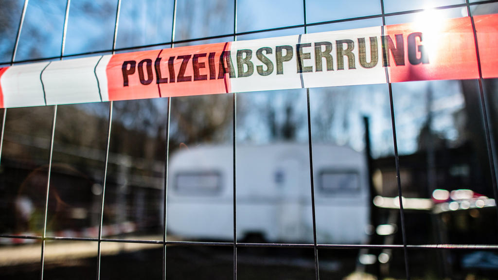 Nordrhein-Westfalen, Lügde: Auf dem Campingplatz Eichwald, in der inzwischen eingezäunten Parzelle des mutmaßlichen Täters, hängt vor dem versiegelten Campingwagen eine Banderole mit der Aufschrift: "Polizeiabsperrung".