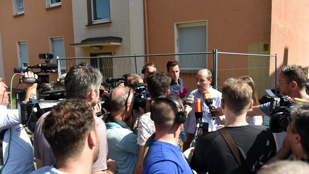 Christoph Hüsken, Pressesprecher der Stadt Herne spricht vor einem Mehrfamilienhaus mit Journalisten. Eine giftige Kobra ist am Sonntag einem Schlangenhalter in Herne entwischt. Vier Reihenhäuser wurden daraufh
