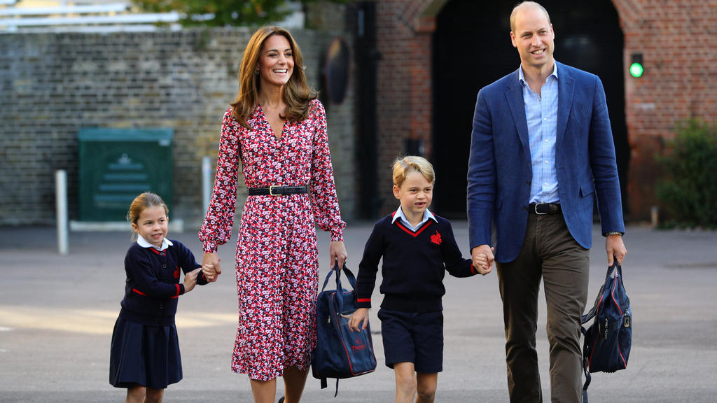 dpatopbilder - 05.09.2019, Großbritannien, London: Prinzessin Charlotte (l) kommt an ihrem ersten Schultag an der Schule "Thomas's Battersea" in Begleitung ihrer Eltern, Prinz William und Herzogin Kate, und ihres Bruders Prinz George, an. Foto: Aaron
