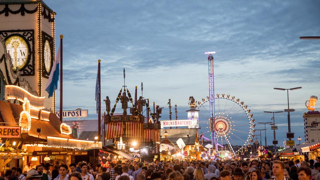Oktoberfest 2018 zur blauen Stunde Erster Abend (22.09.2018) auf dem Oktoberfest 2018 zur blauen Stunde, Blick zum Riesenrad, München Deutschland *** Oktoberfest 2018 at the blue hour First evening 22 09 2018 at the Oktoberfest 2018 at the blue hour