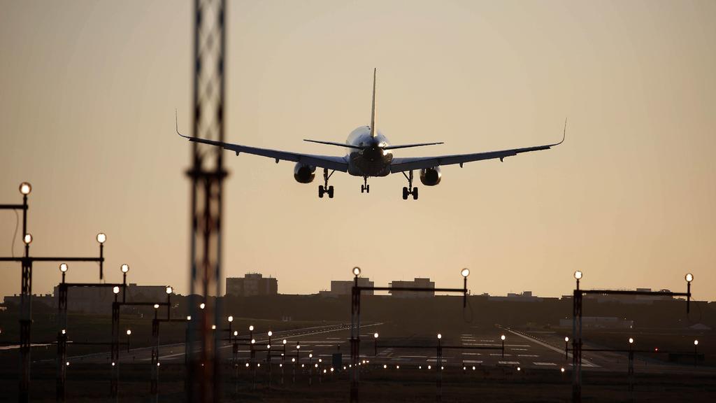 Palma de Mallorca, Spanien, 10.03.2019 Ein Passagierflugzeug kurz vor dem Aufsetzen auf der Landebahn des Aeroport de Palma in Palma de Mallorca *** Palma de Mallorca Spain 10 03 2019 A passenger aircraft about to touch down on the runway of the Aero