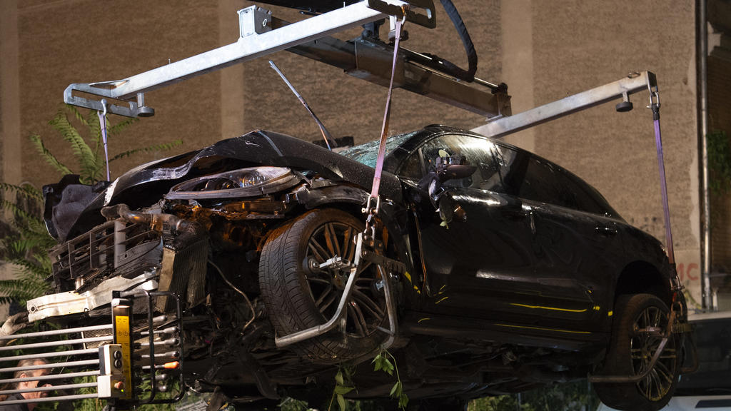 Der zerstörte SUV wird abtransportiert. Am Freitag waren vier Menschen bei dem Unfall gestorben.