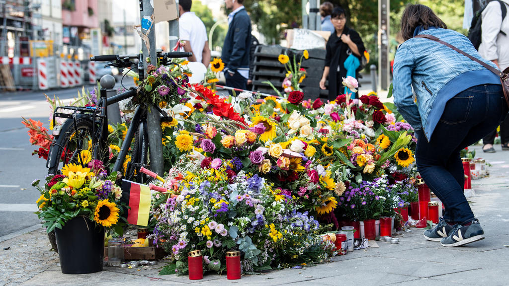 Blumen und Kerzen liegen an der Kreuzung, an der vier Menschen bei einem Verkehrsunfall gestorben sind. Ein Auto war an der Ecke Invalidenstraße und Ackerstraße auf einen Gehweg gefahren, auf dem Passanten unterwegs waren.