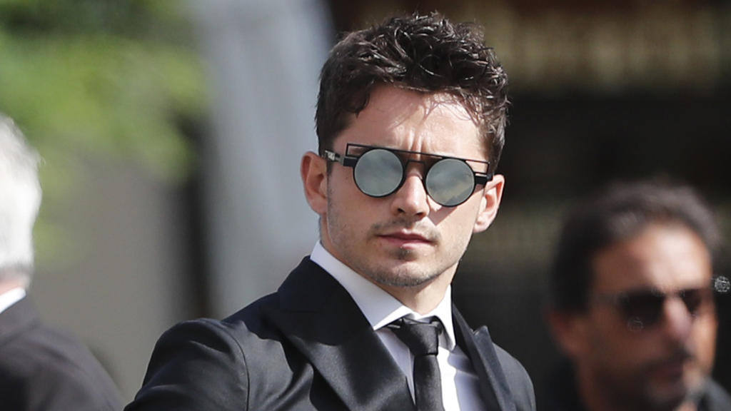 10.09.2019, Frankreich, Chartres: Charles Leclerc, Rennfahrer aus Monaco, verlässt die Trauerfeier für den verstorbenen französischen Rennfahrer Anthoine Hubert in die Kathedrale von Chartres. Der F2-Pilot ist 31. August bei einem Unfall auf der Stre