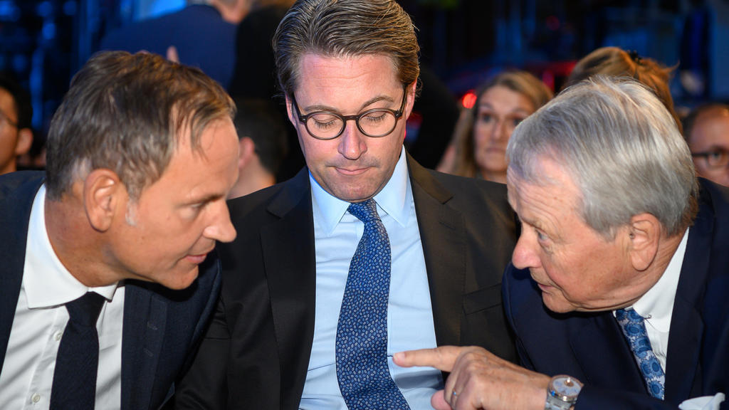 09.09.2019, Baden-Württemberg, Stuttgart: Oliver Blume (l-r), Vorstandsvorsitzender der Porsche AG, Wolfgang Porsche, Aufsichtsratsvorsitzender der Porsche AG, und Andreas Scheuer (CSU), Bundesverkehrsminister, nehmen an der Eröffnung der Produktion