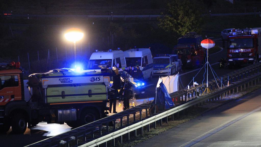11.09.2019, Berlin/Brandenburg: Polizisten stehen an der Anschlussstelle Hellersdorf auf der A10 nordöstlich von Berlin auf der Fahrbahn. Bei einer Fahrzeugkontrolle durch die Polizei ist am Mittwoch auf dem Berliner Ring ein Mann durch Schüsse von B