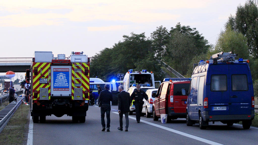 11.09.2019, Berlin/Brandenburg: Polizisten stehen an der Anschlussstelle Hellersdorf auf der A10 nordöstlich von Berlin auf der Fahrbahn. Bei einer Fahrzeugkontrolle durch die Polizei ist am Mittwoch auf dem Berliner Ring ein Mann durch Schüsse von B