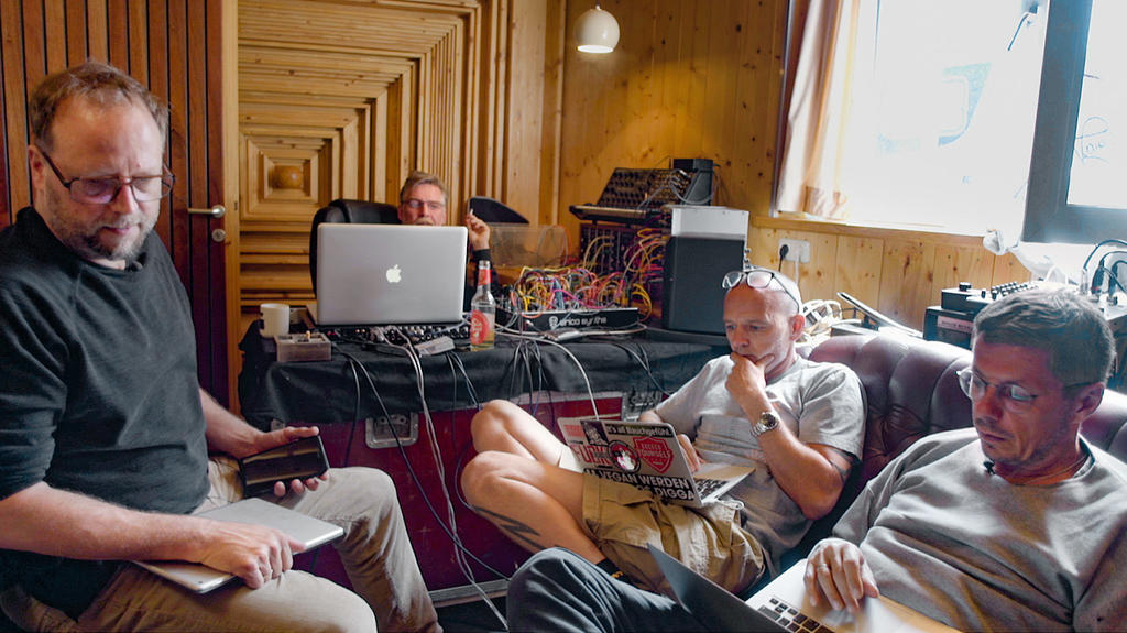 HANDOUT - 03.09.2019, ---: Smudo (l-r), Andreas Rieke (And.Y), Thomas D und Michi Beck von der Band die Fantastischen Vier bei einer Jam Session - Szene des Films "Wer 4 sind" (undatierte Filmszene). Der Film kommt am 12.09.2019 in die deutschen Kino